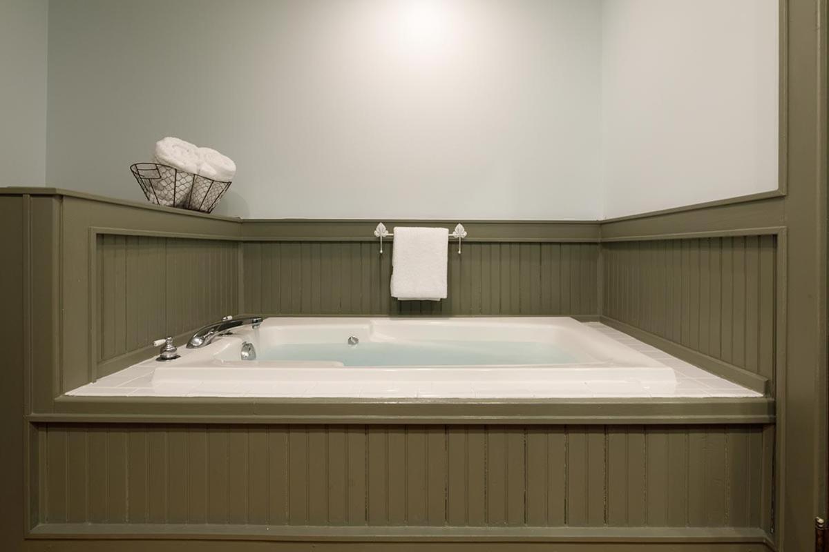 Friends Lake Inn Chestertown 외부 사진